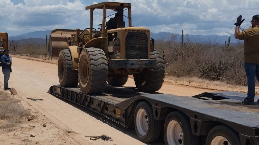 Der Bagger wird zu unserem Grundstück transportiert